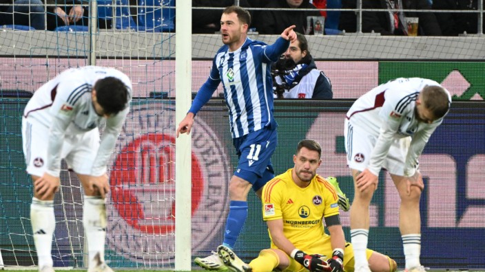 1. FC Nürnberg: Der Karlsruher Budu Zivzivadze (Mitte) bejubelt seinen Treffer zum 3:1. Am Boden sitzt Nürnbergs Torwart Christian Mathenia und ist sichtlich bedient