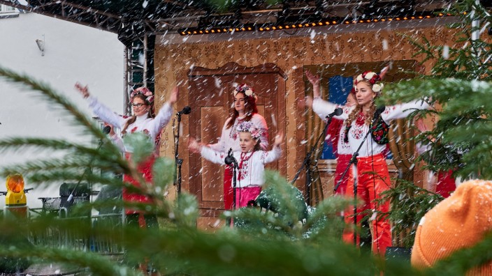 Wintereinbruch in Ebersberg: Bei dem Auftritt des ukrainischen Frauenchors gab es nicht nur traditionelle ukrainische Tracht zu sehen, sondern auch ein paar Schneeflocken, die vom Himmel herab rieselten.