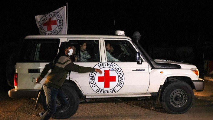 Gaza-Krieg: Das Rote Kreuz bringt Geiseln aus dem Gazastreifen. Ob es mit den Freilassungen weitergeht, ist noch unklar.
