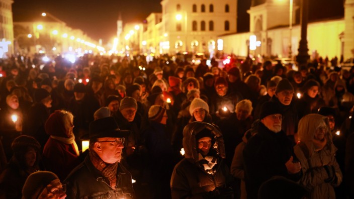 Demonstrationen in München: Kerzen für den Frieden: 400 Menschen kamen am Sonntagabend zum Schweigemarsch, der vom Odeonsplatz zum Friedensengel führte.