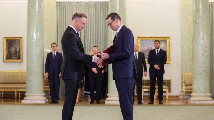 Polen: Polens Präsident Andrzej Duda (links) hatte den bisherigen Regierungschef Mateusz Morawiecki Mitte November mit der Regierungsbildung beauftragt.