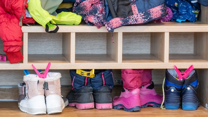 Ab 1. Januar: Eine Garderobe in einer Kita mit Schuhen und Jacken.
