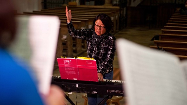 Außergewöhnliches Chorprojekt: Kirchenmusikerin Megumi Onishi studiert das komplexe Werk mit erfahrenen Sängerinnen und Sängern ein.