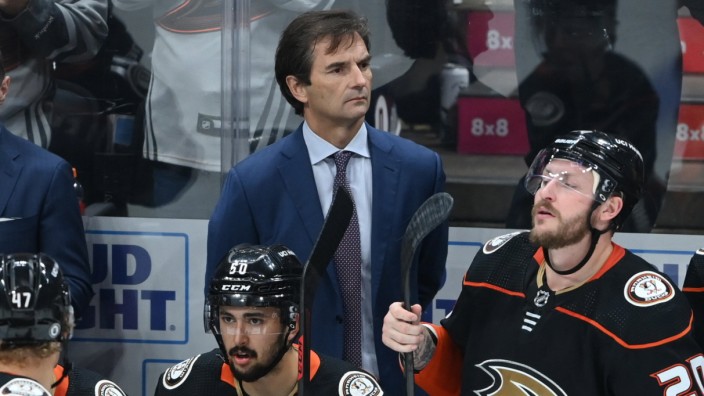 Eishockey: Dallas Eakins, 56, hier auf der Bank der Anaheim Ducks, ist neuer Chefcoach der Adler Mannheim.