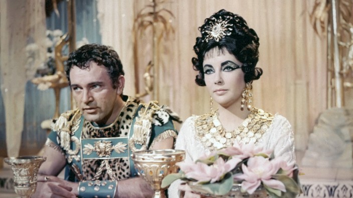 Universalgeschichte: Historische Persönlichkeiten oder doch bloß Promis von einst? Richard Burton als Marcus Antonius und Elizabeth Taylor als Kleopatra 1963 im Film "Cleopatra".