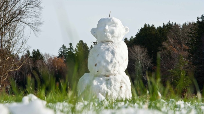 Winter im Landkreis Ebersberg: Dieser Schneemann bei Wildenholzen sieht nicht unbedingt glücklich aus. Doch warum nur?