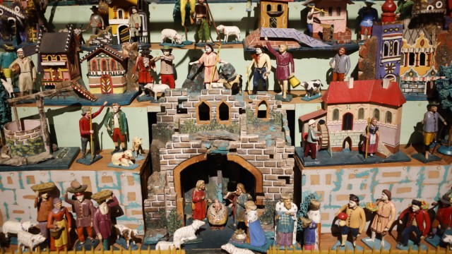Diözesanmuseum: Die Weihnachtskrippe aus Grulich (Tschechien) besteht aus bunten Holzfiguren.