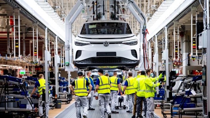 Autogipfel: Ein ID.4. Volkswagen im ostfriesischen Emden: Die Nachfrage nach E-Autos ist zu gering, um die Ziele der Bundesregierung zu erreichen.