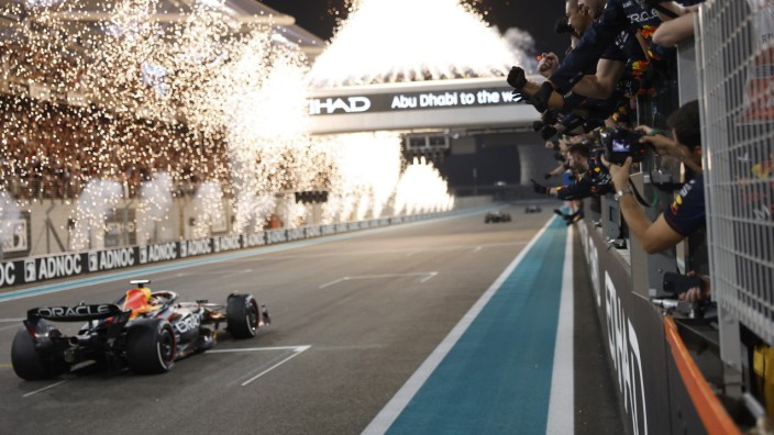 Formel-1-Rennen 2023: Da brennt die Hütte: Max Verstappen fährt beim Saisonfinale in Abu Dhabi über die Ziellinie und beendet eine Formel-1-Saison der Superlative.