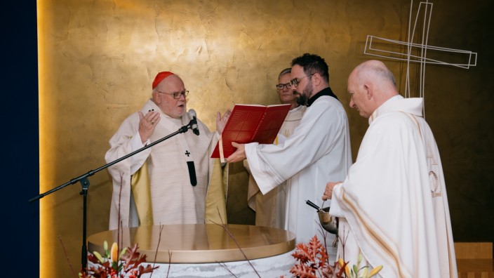 Katholische Kirche: Altarweihe: Kardinal Reinhard Marx bei der Messe in der Kapelle des Caritas-Altenheims Don Bosco in Germering.