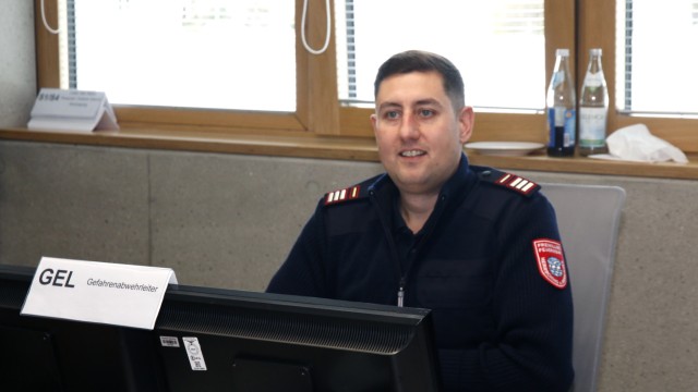 Katastrophenschutz: Der Gefahrenabwehrleiter im Herrschinger Einsatzzentrum ist Feuerwehrkommandant Daniel Pleyer.