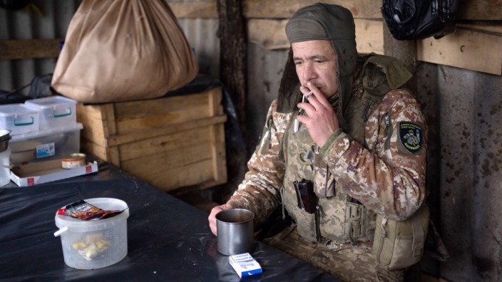Hilfe für die Ukraine: Ein Soldat des Grenzschutzes macht eine Pause in einer Stellung an der ukrainisch-russischen Grenze nördlich von Charkiw.