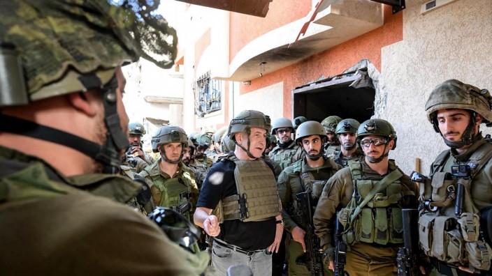 Israel: "Feuer in den Augen": Bei seinem Truppenbesuch in Gaza kündigte Israels Premier Benjamin Netanjahu eine Fortsetzung des Kriegs an - ohne aber ein Datum zu nennen.