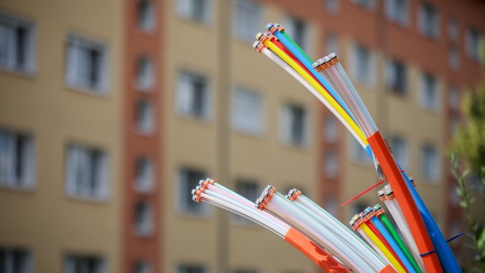Digitalisierung: Glasfaserkabel vor einem Wohnblock: Eine Kooperation von Vodafone und dem Immobilienverband GdW soll es einfacher machen, schnelles Internet in die Wohnung verlegt zu bekommen.