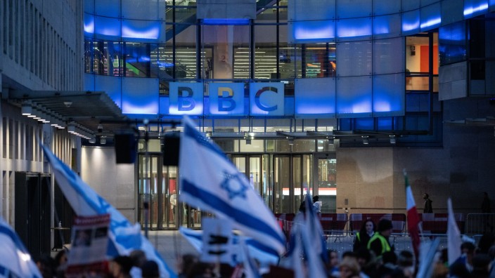 British Broadcasting Corporation: Pro-israelischer Protest vor dem Sitz der BBC in London am 16. Oktober. Der Sender hatte in Bezug auf die Hamas nicht von "Terroristen" sprechen wollen.