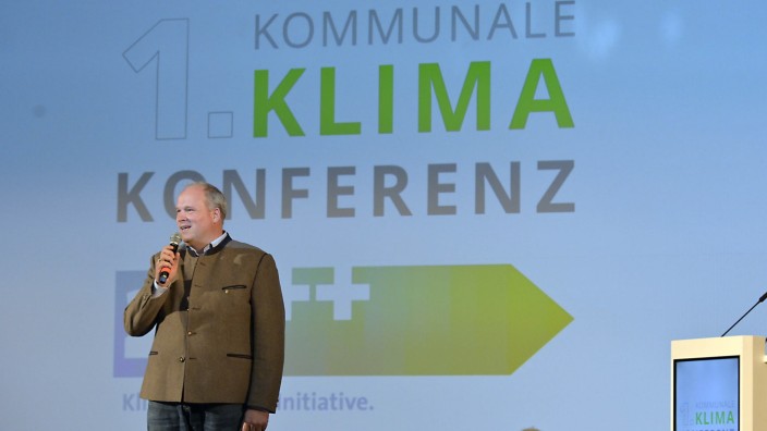 Kreisfinanzen: Auch Energiethemen stehen zur Disposition: Landrat Christoph Göbel, hier bei der ersten Klimakonferenz im Mai in Taufkirchen, sucht weiter nach Einsparpotenzial für den Etat 2024.