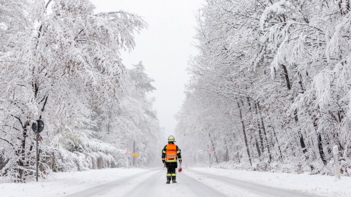 Schneechaos: Ein Feuerwehrmann sperrt die Landstraße in Richtung des Großen Feldbergs in Hessen. Im Taunus gilt derzeit eine Unwetterwarnung vor heftigen Schneefällen.