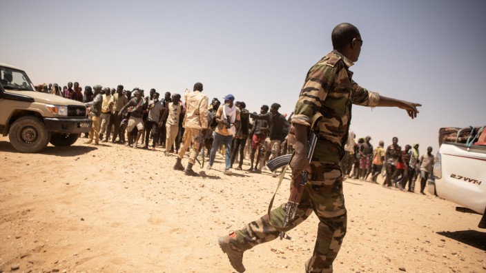Niger kündigt Flüchtlingsdeal: Eine Migrationsroute durch Afrika, die unter russische Kontrolle gerät? Soldaten und Flüchtlinge im nigrischen Assamaka.