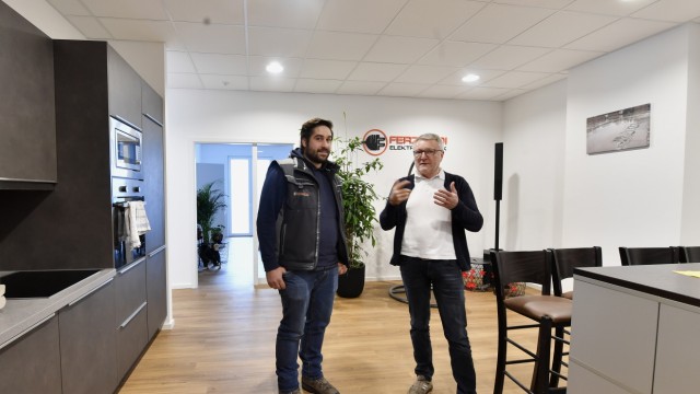 Wirtschaft: Viel Platz im neuen Firmensitz: Elektrotechniker Marco Ferzandi (links) mit seinem Mieter Ingo Martin, der Fotovoltaik-Anlagen verkauft.