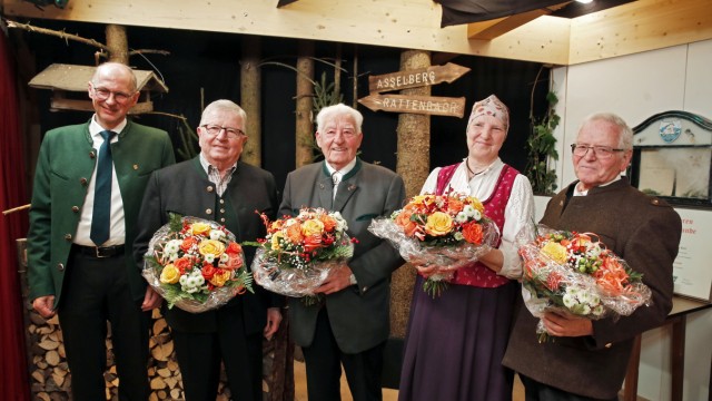 Freiwilliges Engagement in Egling: Bürgermeister Hubert Oberhauser und die Preisträger Georg Köglsperger, Richard Karl Haller, Claudia Karl und Willy Dallmann (von links).