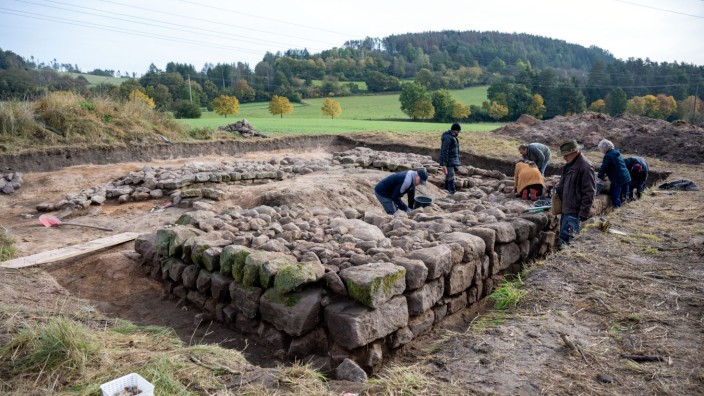 Kronach: Freiwillige Helfer der Archäologischen Arbeitsgruppe Kronach legen die Steinfundamente eines Turms aus dem 12. Jahrhundert frei.