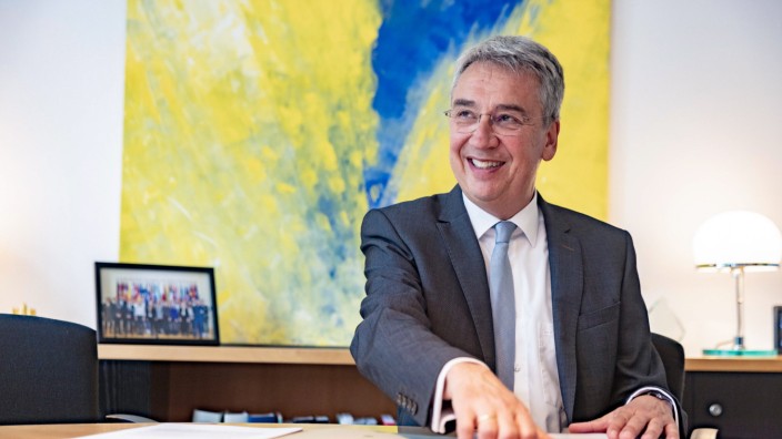 Wirtschaftspolitik: Der Präsident des Bundeskartellamtes, Andreas Mundt, an seinem Schreibtisch, die Behörde hat ihren Sitz in Bonn.
