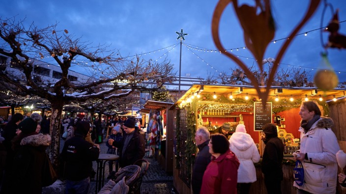 Advent: Besucher, Lichter und Schnee: Auftakt des Christkindlmarkts vor der Stadthalle in Germering.