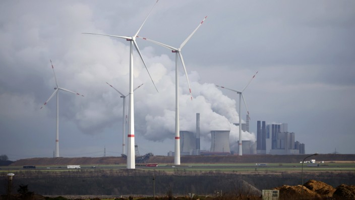 Energie: Zukunft vor Vergangenheit: Windräder stehen vor dem RWE-Kohlekraftwerk in Neurath. Der Konzern investiert massiv in Ökostrom.
