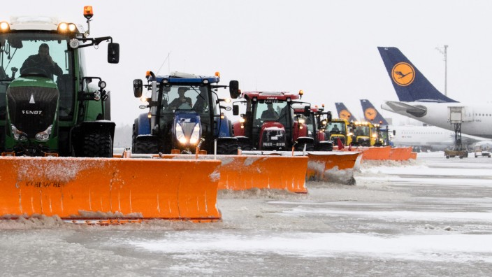 Flughafen München: Zahlreiche Räumfahrzeuge und Traktoren mit Schneeschaufeln, wie auf diesem Archivfoto, sind auch in diesem Winter wieder am Flughafen München im Einsatz.
