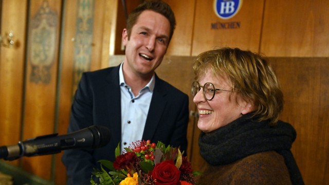 Parteitag: Der scheidende SPD-Kreisvorsitzende Florian Schardt verabschiedet seine Vor-Vorgängerin Natascha Kohnen.