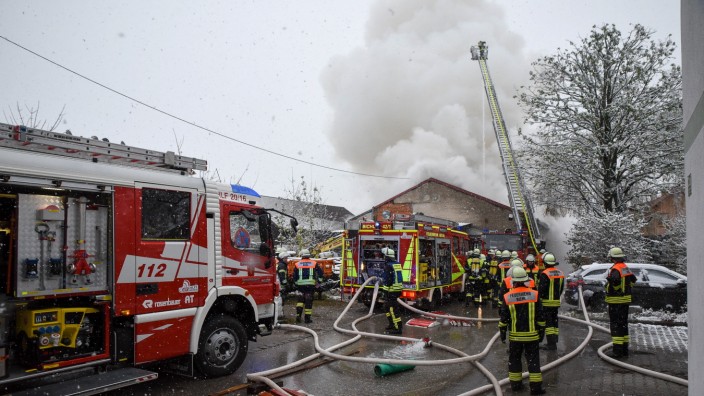 Aus dem Polizeibericht: Einsatzkräfte der umliegenden Feuerwehren versuchen einen Großbrand in Bichl zu löschen. Dort war ein Werktstatt-und Lagergebäude in der Ludlmühlstraße in Brand geraten.