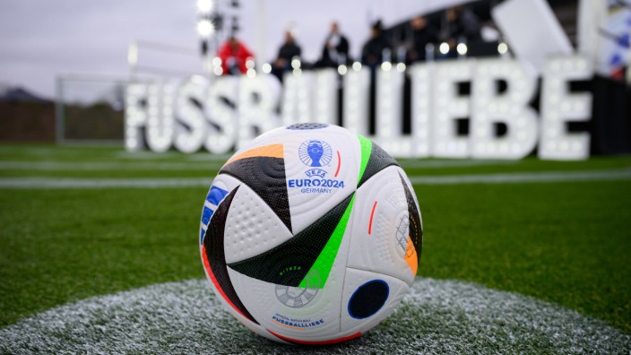 Fußball-Europameisterschaft in Deutschland: Der EM-Ball "Fußballliebe" bei der Vorstellung in Berlin. Am 14. Juli 2024 findet im Olympiastadion das EM-Finale statt.