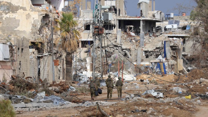 Geiseln in Gaza: Israelische Soldaten an zerstörten Gebäuden in Gaza-Stadt. Sie sind unterwegs auf einer Straße, die den nördlichen Gazastreifen mit dem Süden verbindet.