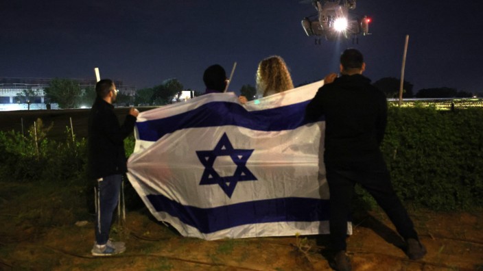 SZ am Morgen: Israelis feiern die Rückkehr von Geiseln, die per Hubschrauber in ein Krankenhaus nahe Tel Aviv gebracht werden.