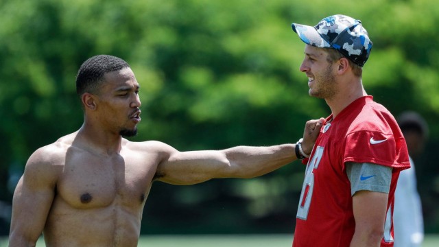 Amon-Ra St. Brown in der NFL: Amon-Ra St. Brown, eindeutig der Sohn eines Bodybuilders, spricht mit Quarterback Jared Goff.