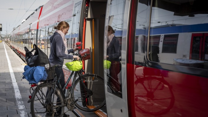 Bahnverkehr in Bayern: Mit dem Radl in den Zug? Das kostet im bayerischen Regionalverkehr bislang sechs Euro am Tag. Das neue Ein-Euro-Ticket soll die Mitnahme einfacher und günstiger machen - es bleiben aber viele Ausnahmen.