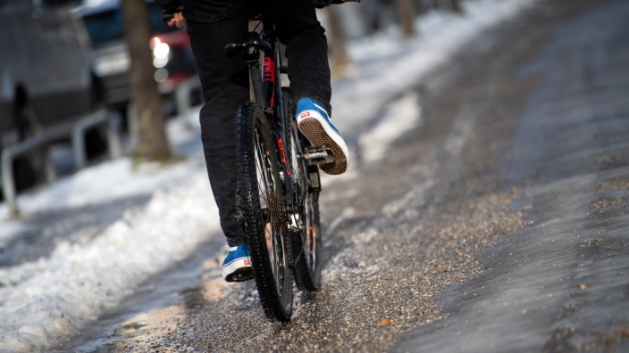 Pilotversuch in München: Spurrillen sowie Eis- und Schneereste - da lassen viele Menschen das Rad lieber stehen.