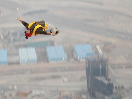 Base-Jumper in Dubai;Reuters
