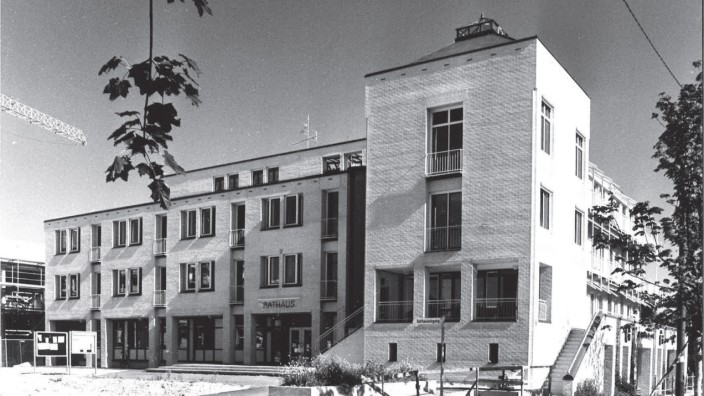 Stadtplanung: Das Ottobrunner Rathaus auf einer alten Aufnahme.