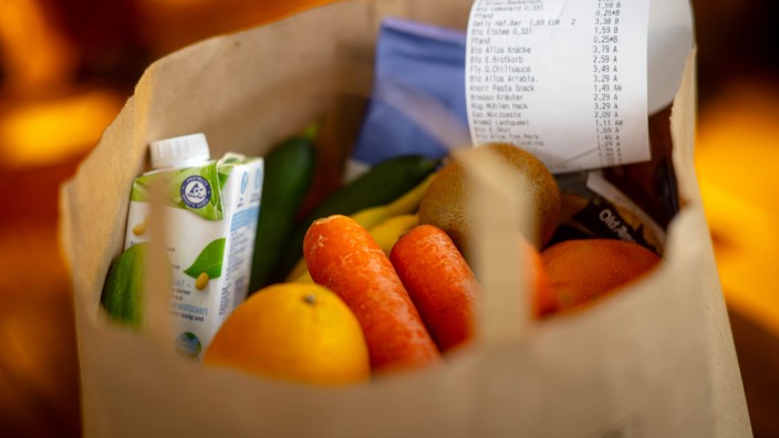 Konsum in Deutschland: Eine Einkaufstüte mit Lebensmitteln