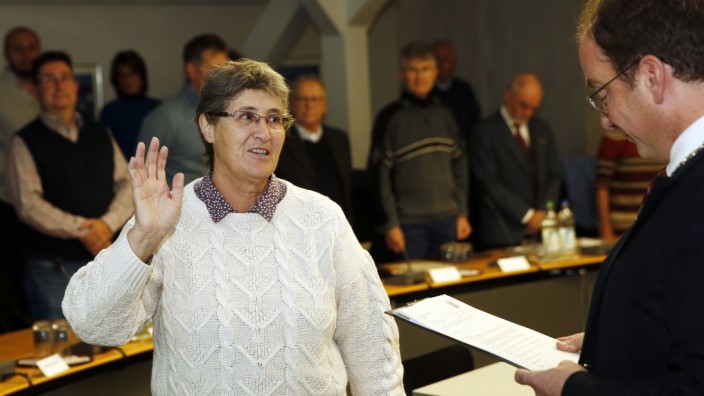 Geretsried: Gabriele Riegel wird von Bürgermeister Michael Müller vereidigt.