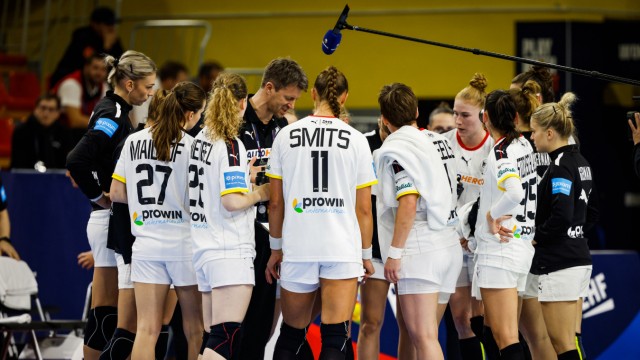 Handball-WM der Frauen: Bundestrainer Markus Gaugisch (Mitte) versammelt sein Team zu letzten Absprachen vor der WM.
