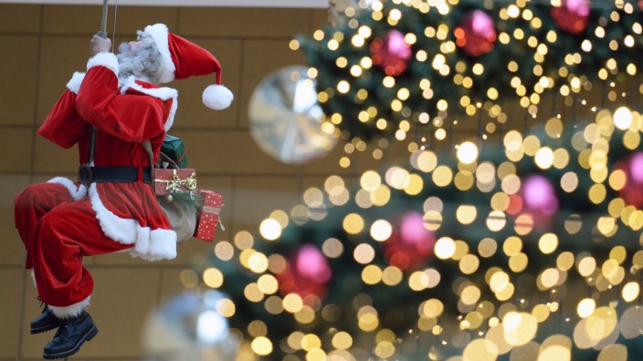 Ein Weihnachtsmann in einem Einkaufszentrum in Potsdam