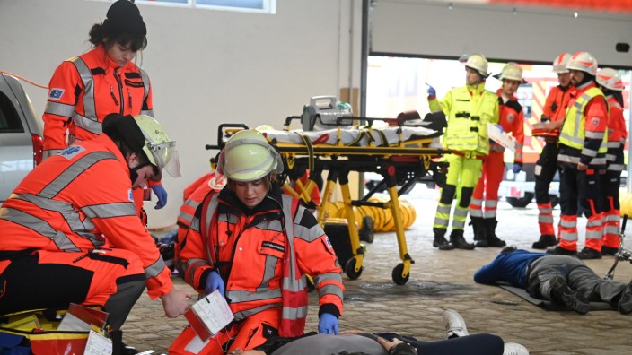 Übung der Rettungsdienste: Nur scheinbar chaotisch: Die Rettungskräfte koordinieren ihr Vorgehen akribisch.