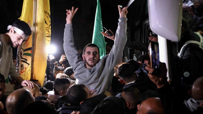 Freigelassene Palästinenser: Ein aus israelischer Haft freigelassener Palästinenser wird bei seiner Rückkehr nach Ramallah an diesem Dienstag von Freunden und Unterstützern frenetisch gefeiert.