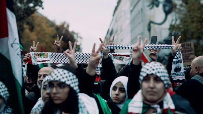 Staatsangehörigkeitsrecht: Unter Polizeischutz: eine propalästinensische Demonstration in Berlin-Kreuzberg.
