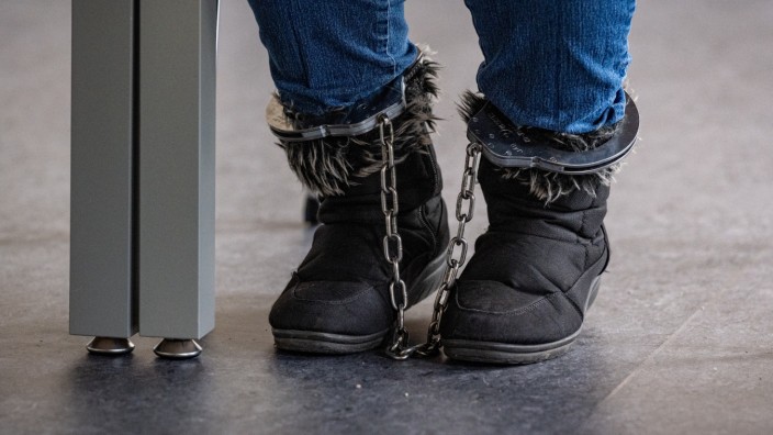 Strafprozesse: Eine Angeklagte sitzt mit Fußfesseln im Gerichtssaal des Landgerichts Weiden.