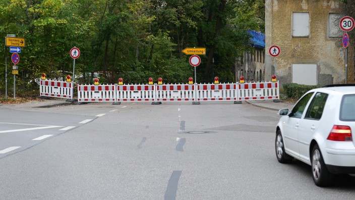 Planegg: Ist wegen angeblicher Einsturzgefahr der Alten Schlosswirtschaft gesperrt: die Pasinger Straße in Planegg.