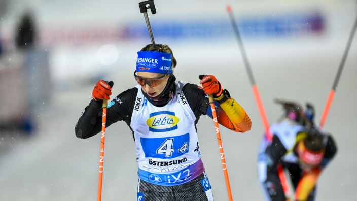 Biathlon in Östersund: Schlussläuferin kurz nach der Übergabe: Franziska Preuß ging zeitgleich mit der Schwedin Hanna Öberg in die Loipe, musste abreißen lassen und sicherte Podiumsrang drei.