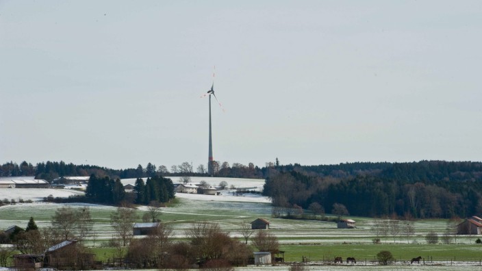 Lokale Energiewende: Das Windrad in Hamberg bei Bruck ist bisher das einzige im Landkreis. Nordwestlich von Nettelkofen bei Grafing könnte bald eine weitere Anlage entstehen.